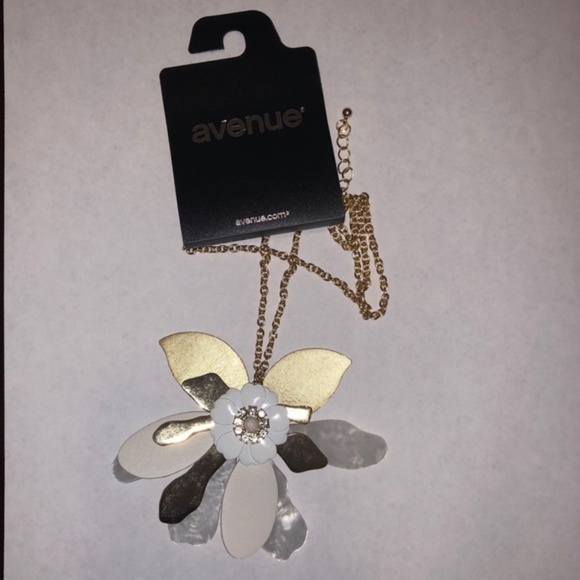 New Mother of Pearl Leather Flower Short Necklace - Picture 2 of 8